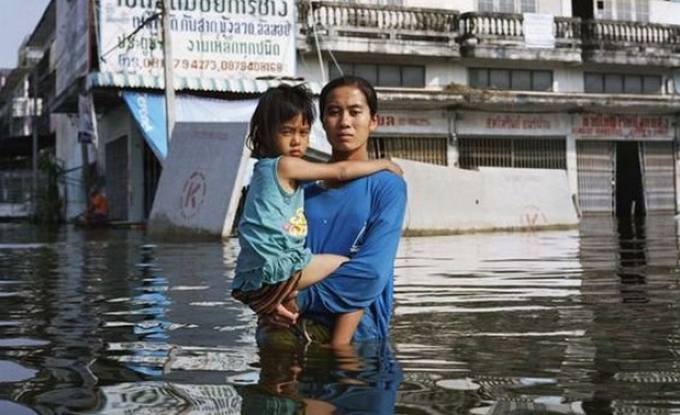 Докато вниманието на световните медии бе заето с наводненията в