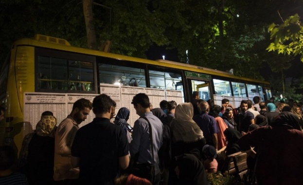 Дванадесет души загинаха при автобусна катастрофа в Иран, предадоха световните