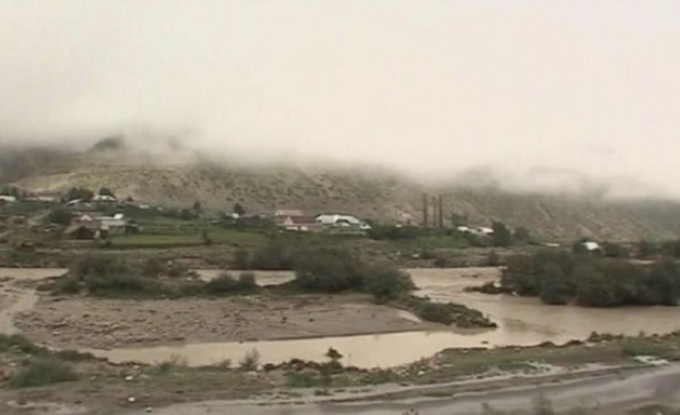 Близо 7 700 души са блокирани от огромно свлачище в