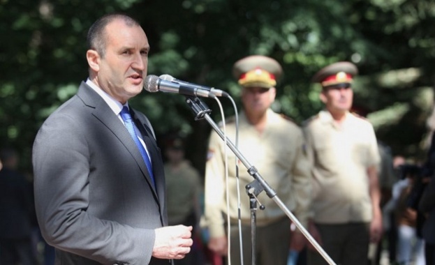 Този доклад за състоянието на отбраната и въоръжените сили предлага