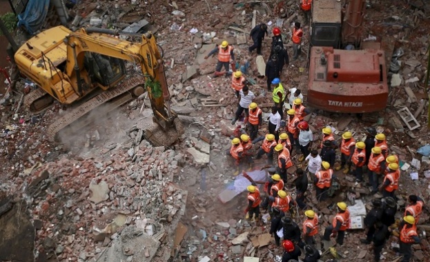 Жертвите на срутилата се вчера в Индия сграда достигнаха 20