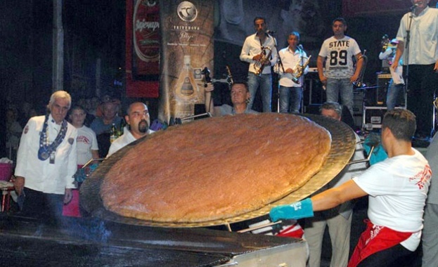 Гигантска плескавица приготвиха в сръбския град Лесковац Огромното кюфте с