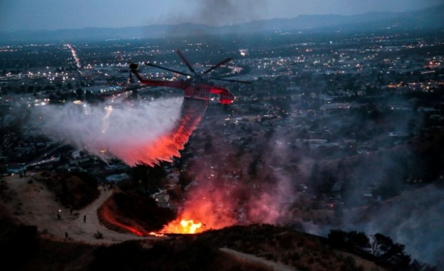 Бедствена остава обстановката и в Калифорния където трети ден бушуват