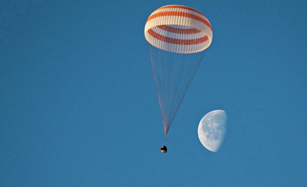 Спускаемият апарат на космическия кораб Союз МС 04 с трима