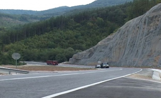 Временно е ограничено движението през Прохода на Република съобщават от