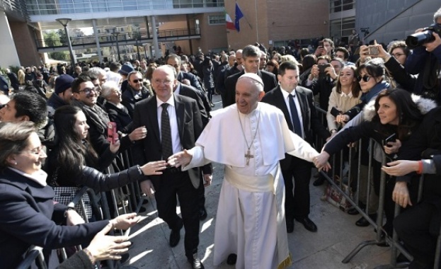 Папа Франциск е на посещение в Колумбия съобщи ежедневникът The