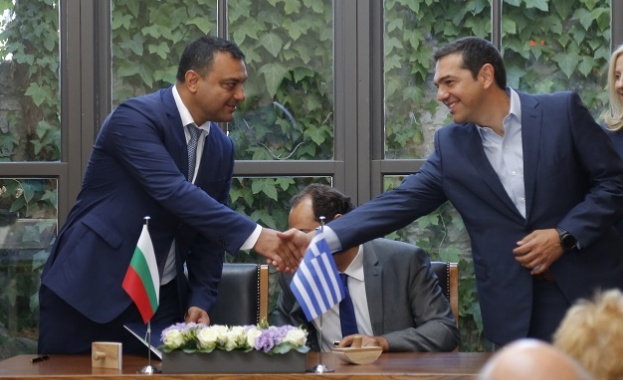 Нашите две страни биха могли да изиграят ролята на мост