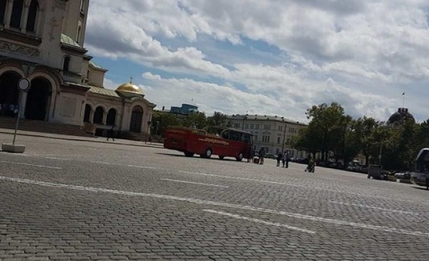 Незаконната автогара около храм паметника Александър Невски влезе в дневния ред