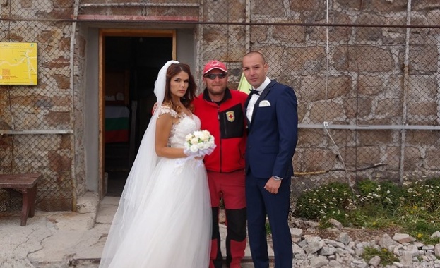 Млади патриоти се венчаха на връх Мусала За дата на