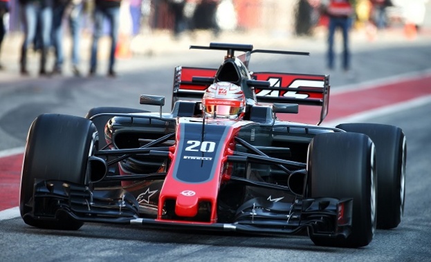 Болид от Формула 1 наред с мотокар рекордьор и хуманоиден