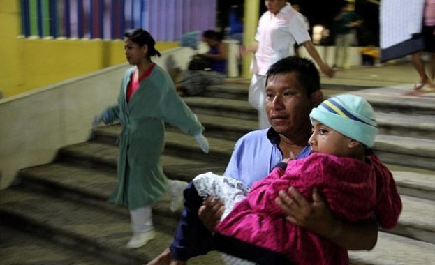 Най малко 61 души са загинали при мощното земетресение което порази