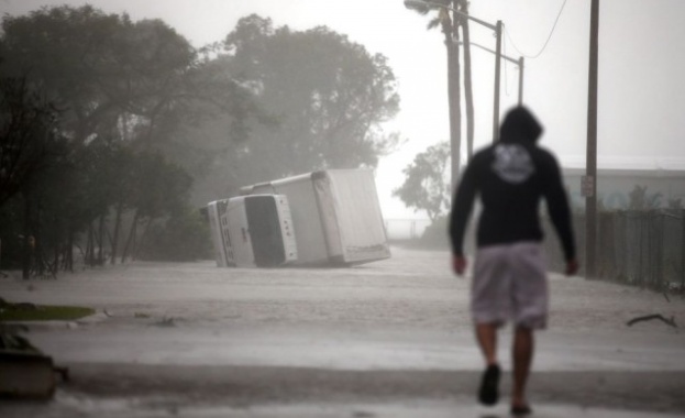 Ураганът Ирма който вчера достигна бреговете на Южна Флорида отслабна