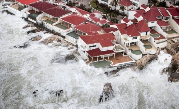 Досега на телефона в кризисния щаб който създадохме в посолството