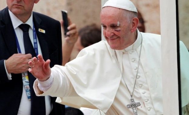 Папа Франциск получи рана на лицето след като папамобилът му
