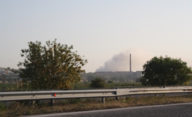 Складът за стари пластмасови изделия на територията на екозавода за