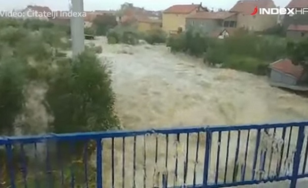 Силни бури обхванаха част от Балканския полуостров предизвиквайки хаос в