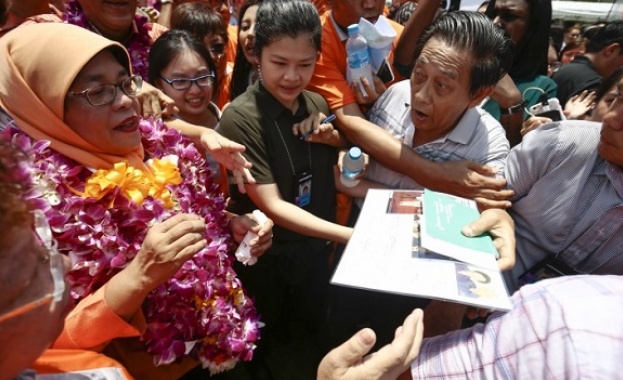 Сингапур си има първата жена президент пише Индипендънт Тя е