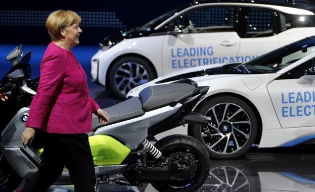 Германският канцлер Ангела Меркел откри официално автомобилното изложение във Франкфурт