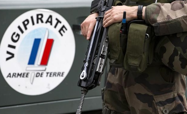 Военнослужещ беше нападнат с нож в Париж съобщава Фигаро Атаката