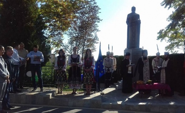 Паметник на цар Симеон Велики бе осветен днес в двора