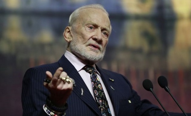 Бъз Олдрин легендарен бивш астронавт един от първите двама души