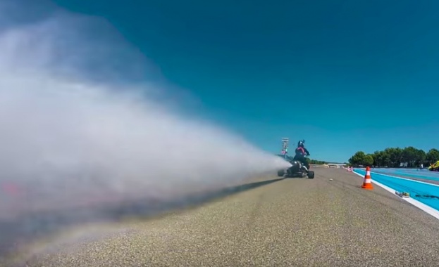 Влюбеният в ракетната техника Франсоа Гиси използва принципа на дюзите