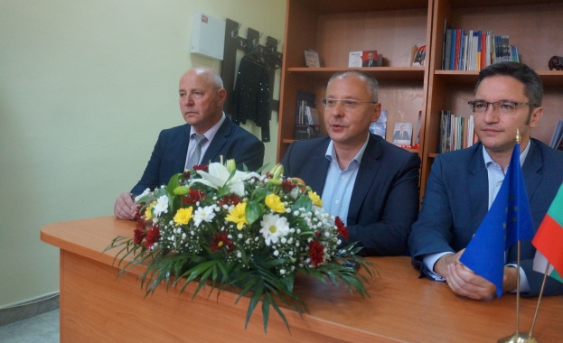 Много граждани на Ямбол младежи и представители на неправителствени организации