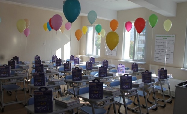 Просторни светли коридори с много цветя и приветливи класни стаи