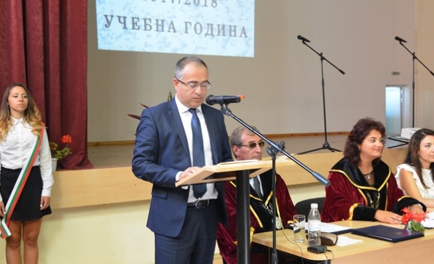 Вече 95 години Висшето транспортно училище Тодор Каблешков създава професионалисти