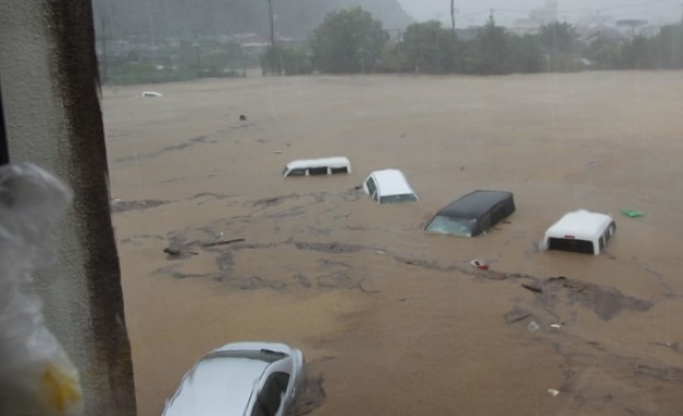 Силен тайфун премина през Японския архипелаг оставяйки двама мъртви и