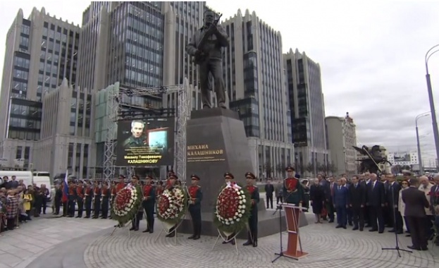 Импозантна статуя на съветския инженер Михаил Калашников изобретателя на