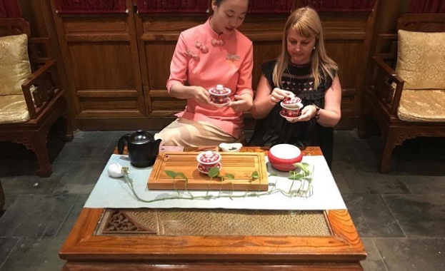 Вкусът на Китай е първият документален филм с който стартира