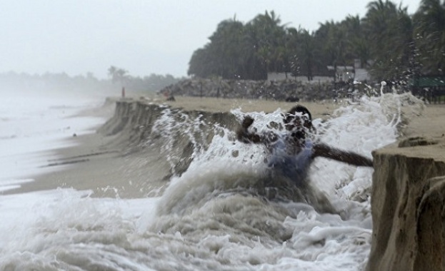 Стихията разруши стотици домове прекъсна електричеството на целия остров и