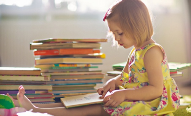 Родителите прекарват над 90 минути пред компютъра или смартфона а