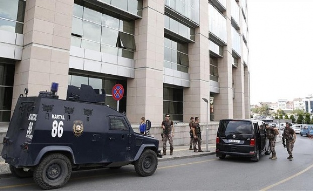 Членове на две противникови групи са открили огън пред съд