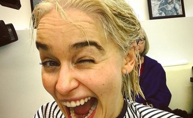 Емилия Кларк боядиса косата си платинено руса като така съвсем