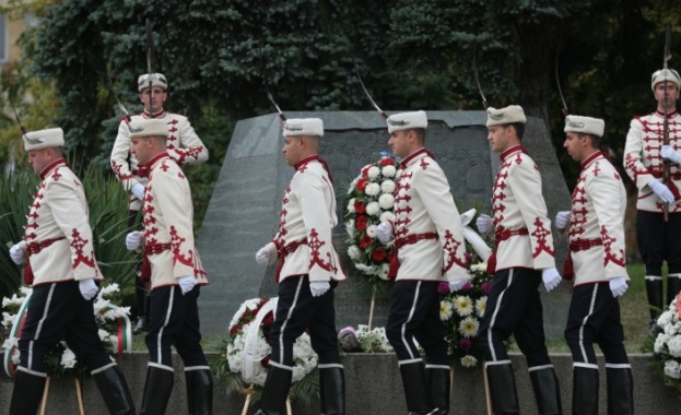 С тържествена церемония и поднасяне на цветя и венци в