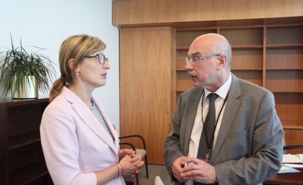 Заместник министър председателят по правосъдната реформа и министър на външните