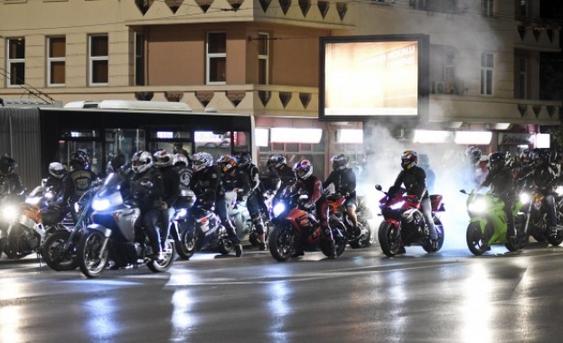 Хиляди мотори и мнооого бензин така минути след 22 часа