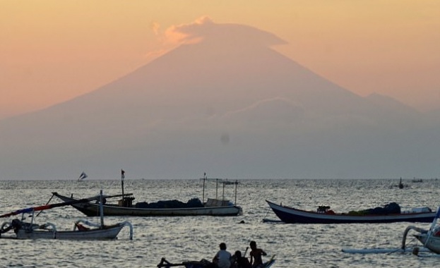 Над 34 000 души напуснаха околностите на вулкана Агунг на