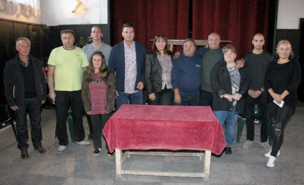 Председателят на Градския съвет на БСП София Калоян Паргов връчи