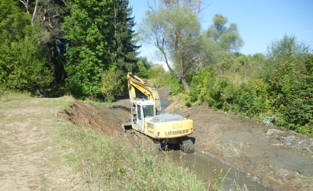 Приключи цялостното почистване на общо 5 км от коритото на
