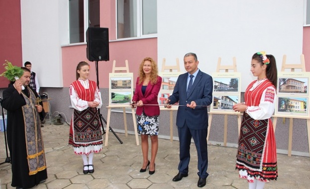 Трите най големи училища и шест от основните детски градини в