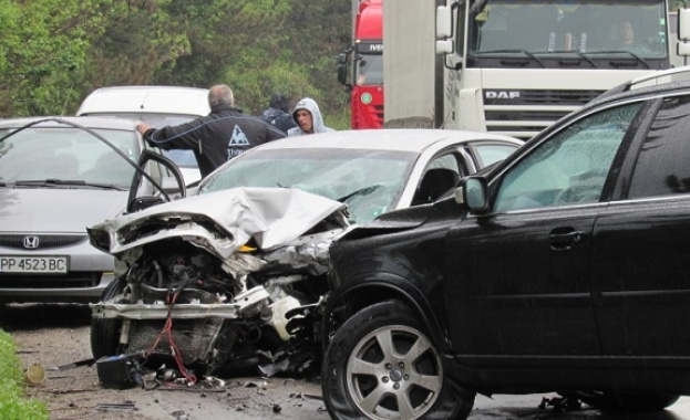 Два автомобила са се ударили тежко край Враца Вследствие на