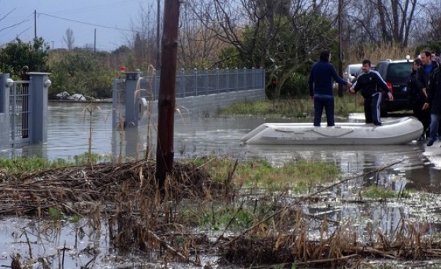 Силна буря, придружена от проливен дъжд, предизвика наводнения на гръцкия