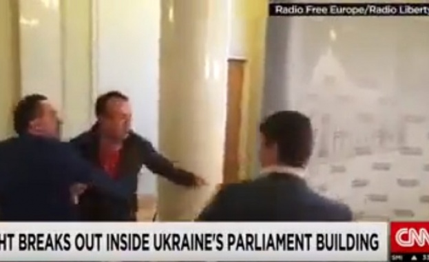 Украински депутати се сбиха по време на заседание, на което
