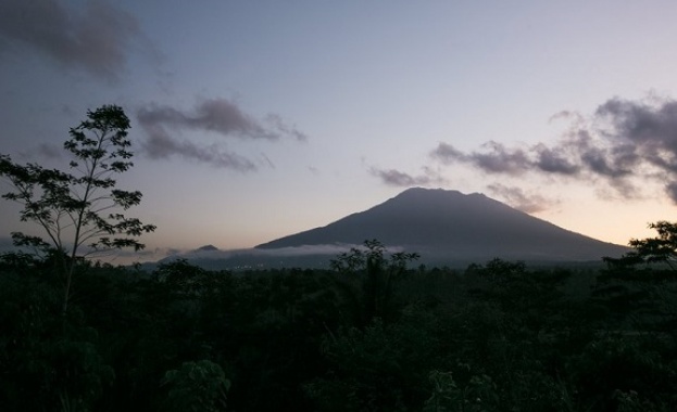 Над 75 хиляди души в Индонезия бяха принудени да напуснат