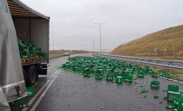 Товарен автомобил пълен с бира се е преобърнал в района