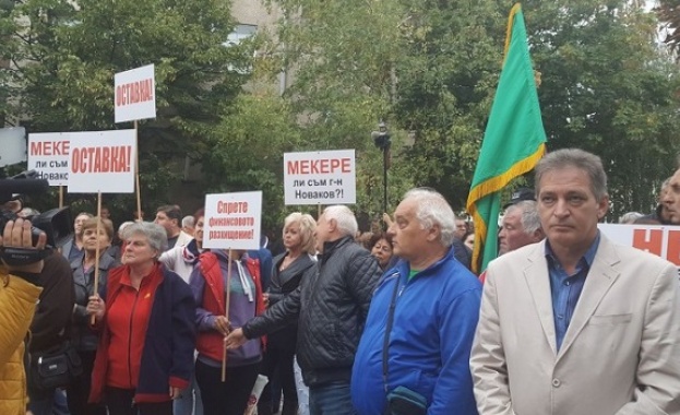 Десетки хора се събраха на протест пред общината в Сопот