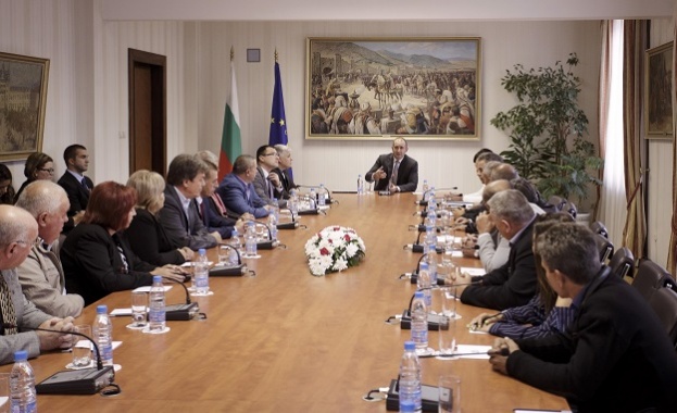 Каквито и институции и закони да се създават на високите